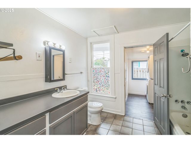 1321 Se MILL St, Roseburg, OR 97470