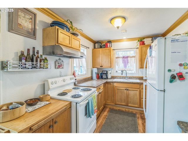 1321 Se MILL St, Roseburg, OR 97470