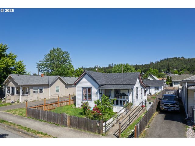 1321 Se MILL St, Roseburg, OR 97470