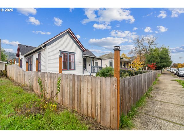 1321 Se MILL St, Roseburg, OR 97470