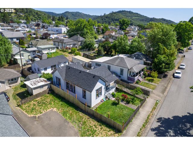 1321 Se MILL St, Roseburg, OR 97470