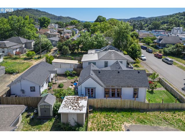 1321 Se MILL St, Roseburg, OR 97470