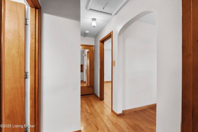 8606 Smithton Rd, Louisville, KY 40219