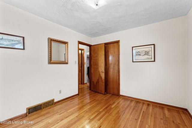 8606 Smithton Rd, Louisville, KY 40219