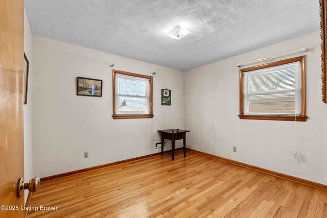 8606 Smithton Rd, Louisville, KY 40219