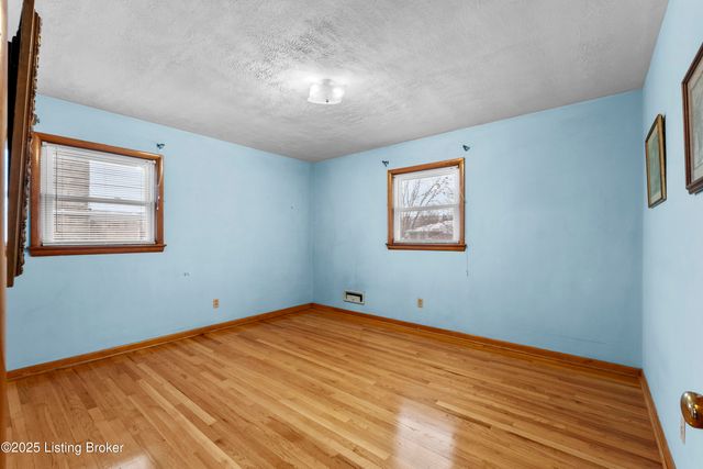 8606 Smithton Rd, Louisville, KY 40219