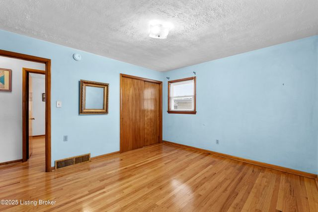 8606 Smithton Rd, Louisville, KY 40219