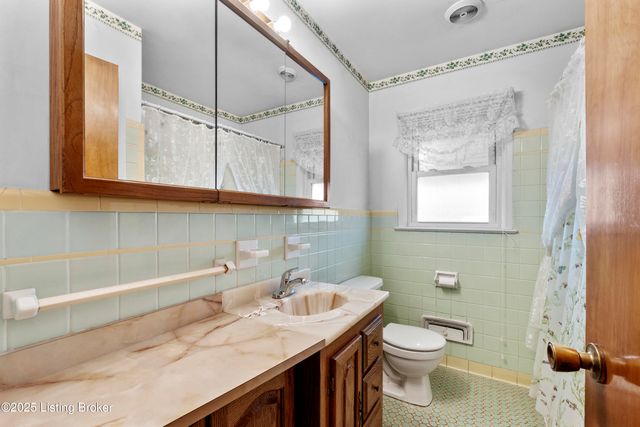 8606 Smithton Rd, Louisville, KY 40219