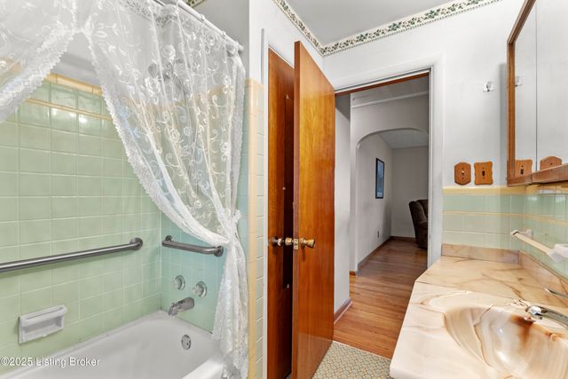 8606 Smithton Rd, Louisville, KY 40219