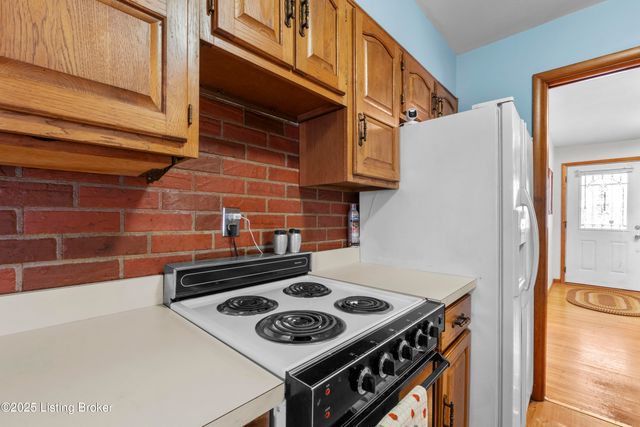 8606 Smithton Rd, Louisville, KY 40219