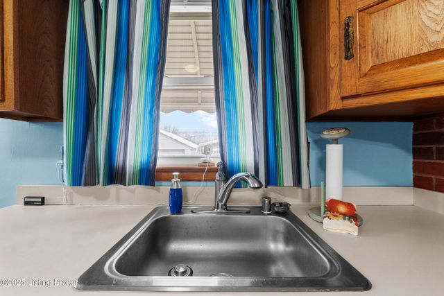 8606 Smithton Rd, Louisville, KY 40219