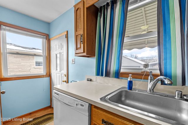 8606 Smithton Rd, Louisville, KY 40219