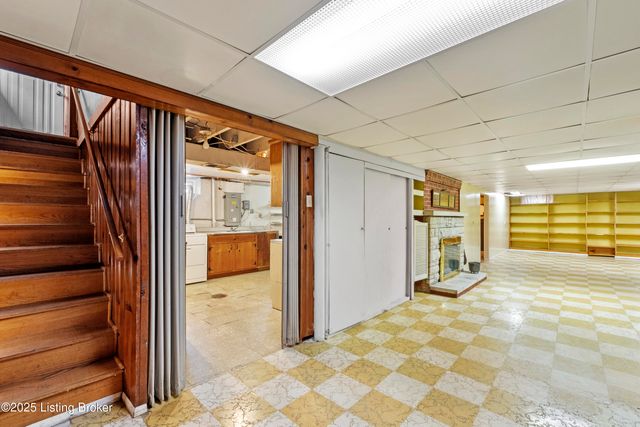 8606 Smithton Rd, Louisville, KY 40219