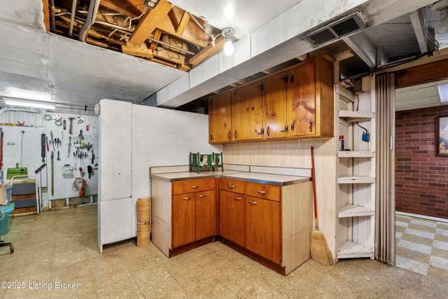 8606 Smithton Rd, Louisville, KY 40219