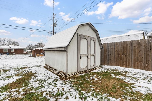 8606 Smithton Rd, Louisville, KY 40219