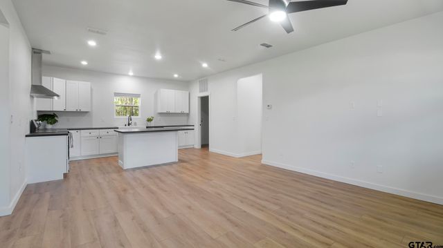 837 Red Bud Cir, Bullard, TX 75757