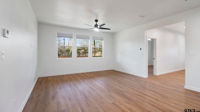 837 Red Bud Cir, Bullard, TX 75757