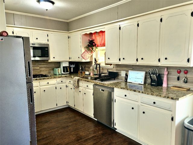 215 N Karl Cayton Street, Groesbeck, TX 76642