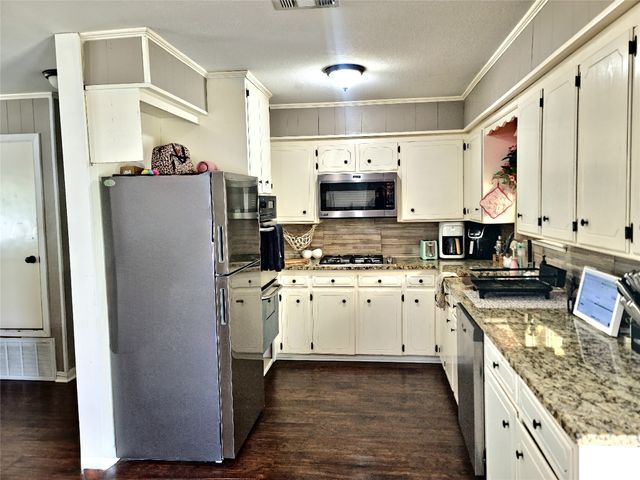 215 N Karl Cayton Street, Groesbeck, TX 76642
