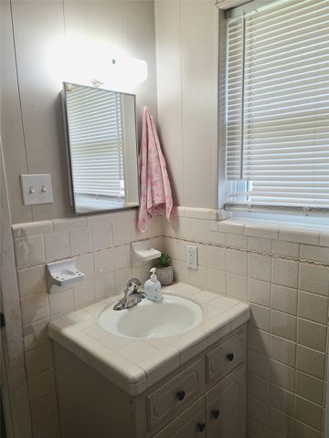 215 N Karl Cayton Street, Groesbeck, TX 76642