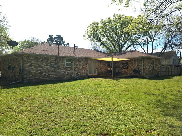 215 N Karl Cayton Street, Groesbeck, TX 76642