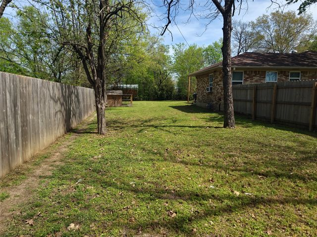 215 N Karl Cayton Street, Groesbeck, TX 76642