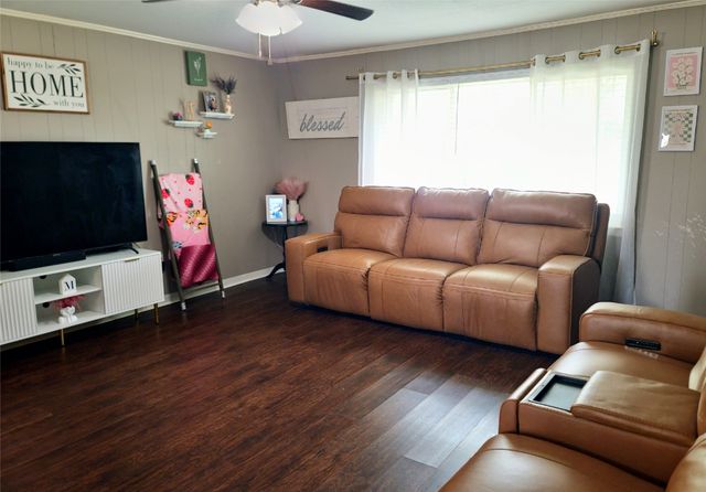 215 N Karl Cayton Street, Groesbeck, TX 76642