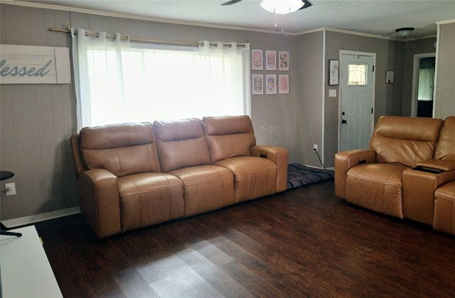 215 N Karl Cayton Street, Groesbeck, TX 76642