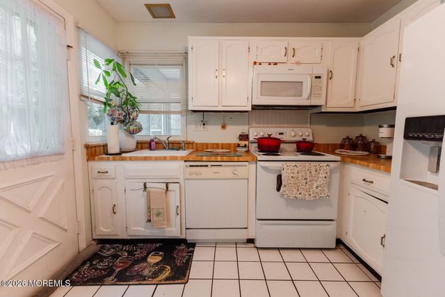 9 Elmswell Avenue, Manchester, NJ 08759