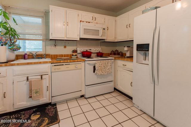 9 Elmswell Avenue, Manchester, NJ 08759