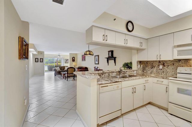 5842 Crystal Shores Drive 105, Boynton Beach, FL 33437