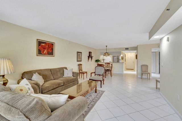 5842 Crystal Shores Drive 105, Boynton Beach, FL 33437
