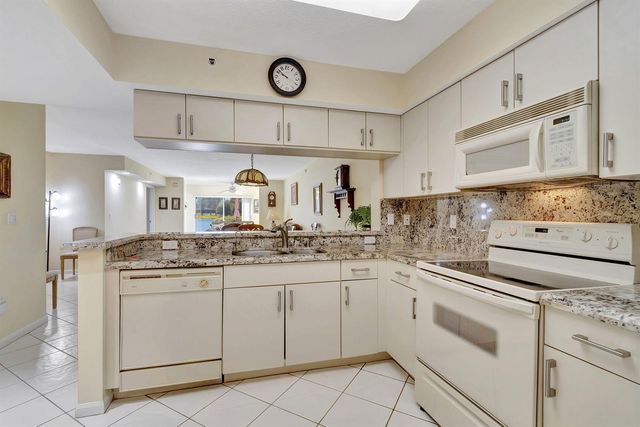 5842 Crystal Shores Drive 105, Boynton Beach, FL 33437