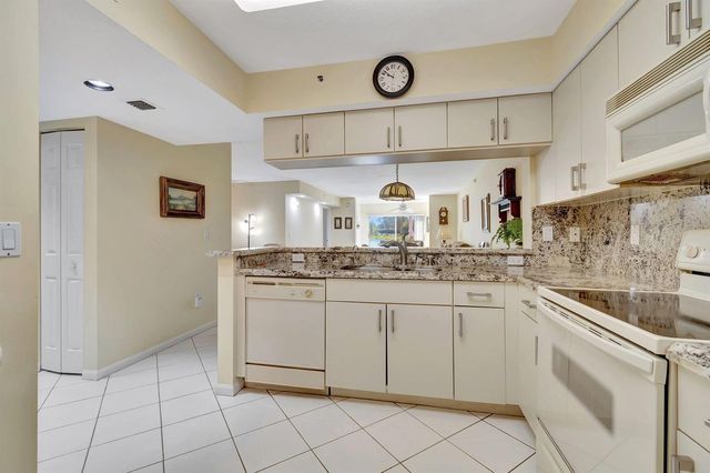 5842 Crystal Shores Drive 105, Boynton Beach, FL 33437