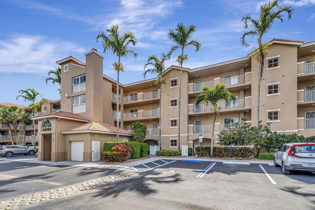 5842 Crystal Shores Drive 105, Boynton Beach, FL 33437