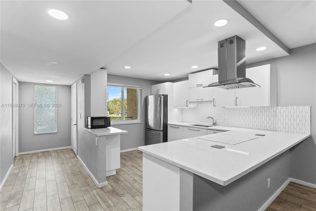 Image 1 of property listing at 201 Lakeview Dr 203, Weston, FL 33326