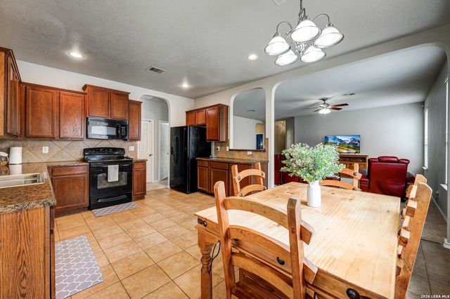 720 Hollow Ridge, Schertz, TX 78154