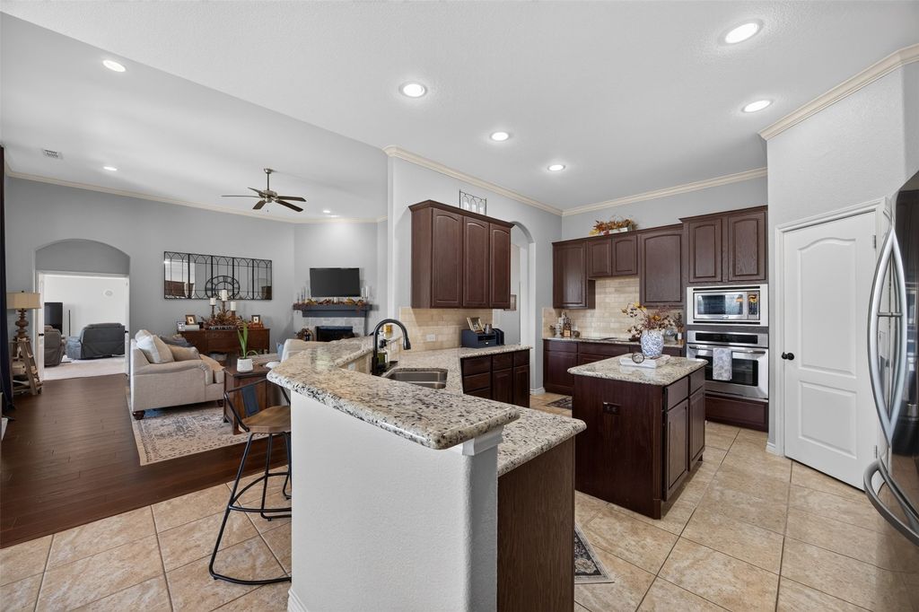 225 Diamond Rose Drive, Burleson, TX 76028 — photo 3