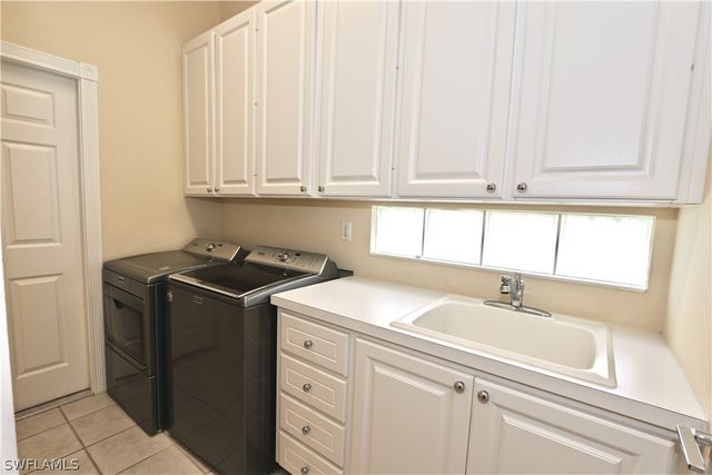 5495 Freeport LN, Naples, FL 34119