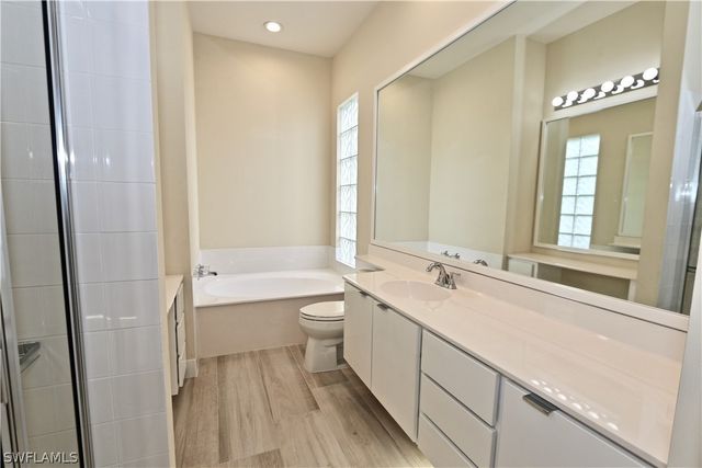 5495 Freeport LN, Naples, FL 34119