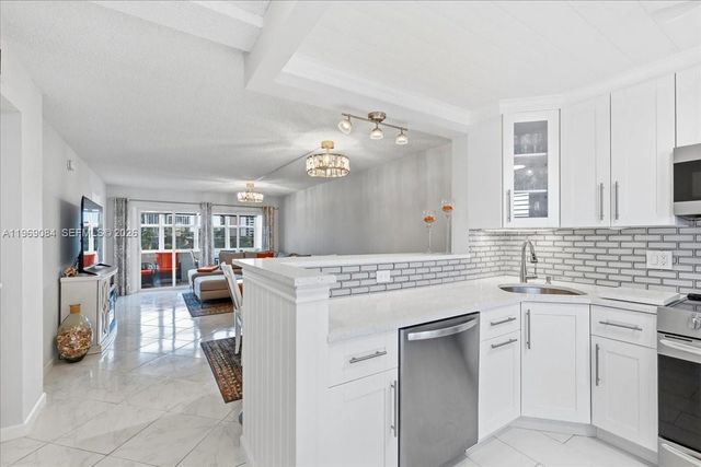 3201 NE 8th St 405, Pompano Beach, FL 33062