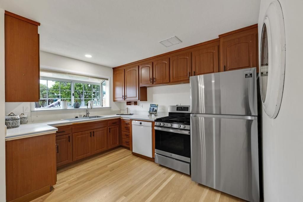 Image 7 of property listing at 1094 Bermuda Drive, San Mateo, CA 94403