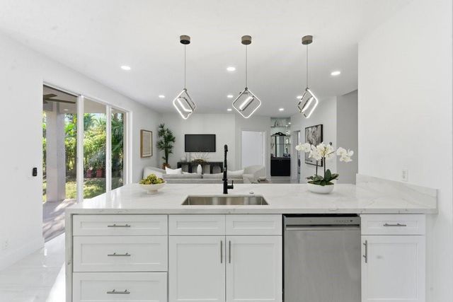 1170 Chenille Cir, Weston, FL 33327