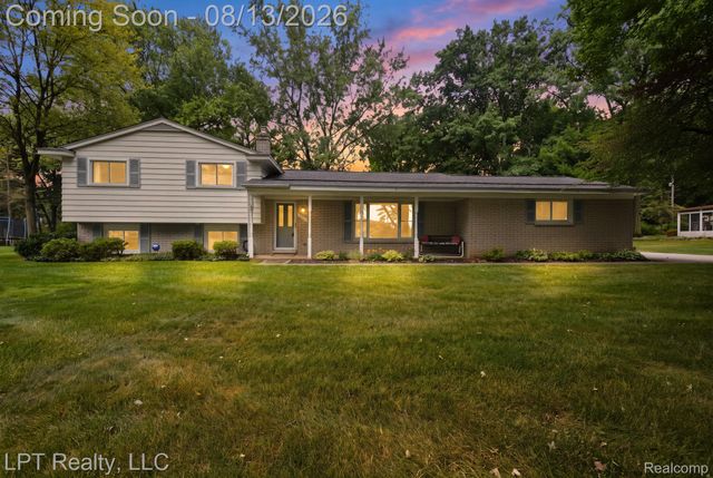 6429 Houghten Drive, Troy, MI 48098