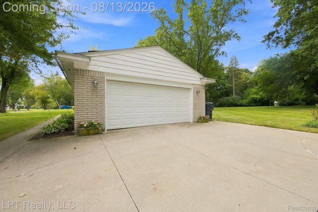6429 Houghten Drive, Troy, MI 48098