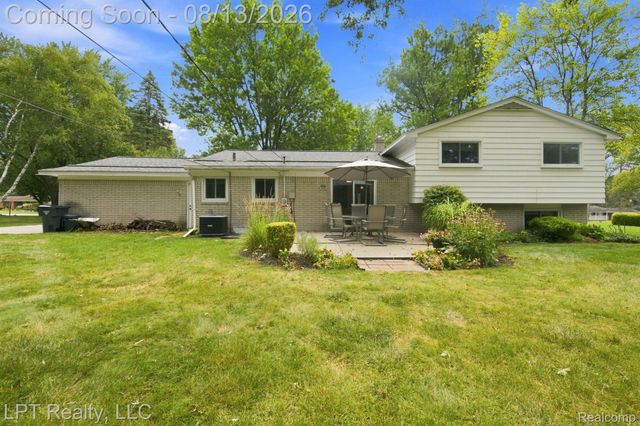 6429 Houghten Drive, Troy, MI 48098
