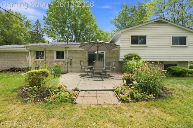 6429 Houghten Drive, Troy, MI 48098