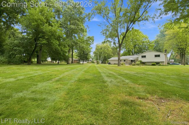 6429 Houghten Drive, Troy, MI 48098