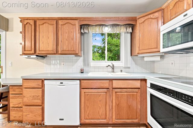 6429 Houghten Drive, Troy, MI 48098