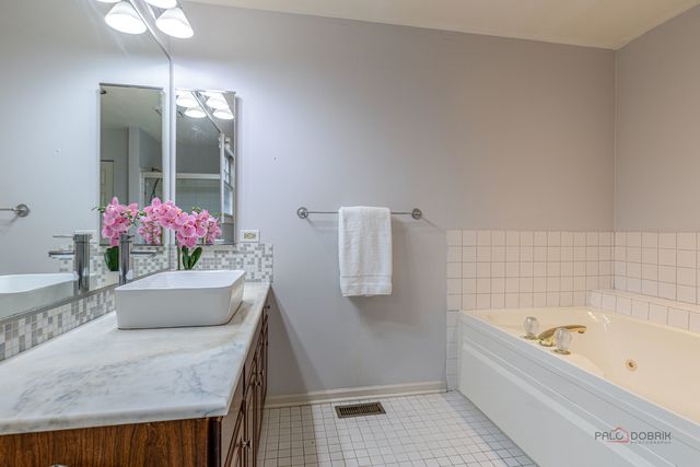 12 Sommerset Lane, Lincolnshire, IL 60069